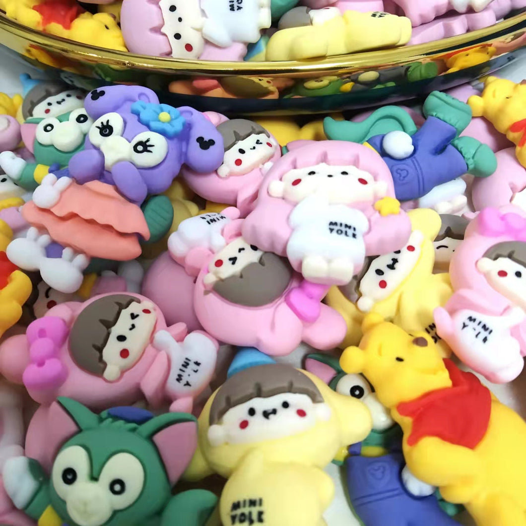 (20pcs) Mixed Mini Yole Kitty Strawberry Bear Mickey Mouse Cute Animal Characters Resin Mini Charm For DIY Craft Art Decoration Accessories For Handbags Backpack Phone Case Etc