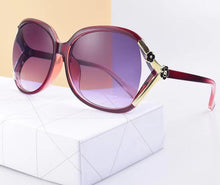 Load image into Gallery viewer, Classic Ladies Fashionable Sunglasses with a case
